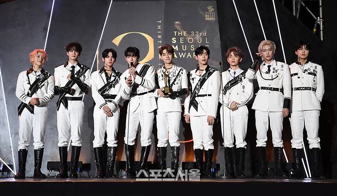 제로베이스원(ZEROBASEONE)이 2일 태국 방콕 라자망갈라 국립경기장에서 열린 ‘제33회 서울가요대상’ 시상식(주최 스포츠서울, 주관 서울가요대상 조직위원회)에서 신인상을 수상한 뒤 소감을 말하고 있다. 2024. 1. 2. 방콕(태국) | 박진업기자 upandup@sportsseul.comrtsseul.com