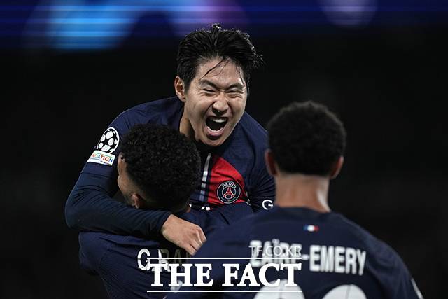 파리 생제르맹(PSG)의 이강인이 지난 10월 프랑스 파리 파르크 데 프랭스에서 열린 2023-24시즌 유럽축구연맹(UEFA) 챔피언스리그(UCL) 조별리그 F조 3차전 AC 밀란(이탈리아)과의 경기에서 득점 후 동료들과 환호하고 있다./파리=AP.뉴시스