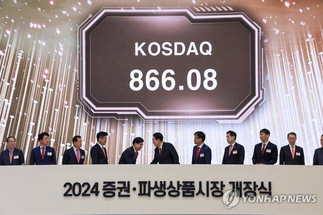 윤석열 대통령이 현직 대통령으로서는 사상 최초로 2일 오전 서울 영등포구 여의도 한국거래소에서 열린 2024 증권·파생상품시장 개장식에 참석해 개장 신호 버튼을 누른 뒤 손병두 한국거래소 이사장과 악수하고 있다. [사진출처=연합뉴스]