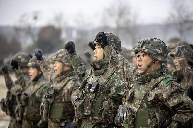 1일 강원도 철원 문혜리 포병사격장에서 2024년 갑진년 새해 첫 포탄 사격 훈련에 나선 육군이 '즉·강·끝 대응태세'(적이 도발하면 단호하고 공세적으로 대응하여 다시는 도발하지 못하게 한다는 응징 원칙) 결의대회를 하고 있다./뉴시스