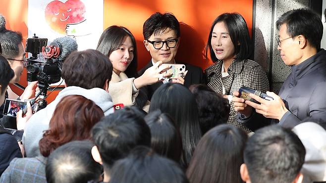 한동훈 국민의힘 비상대책위원장이 법무부 장관 시절인 작년 11월 17일 대구 수성구 스마일센터 방문 중 시민들의 요청으로 셀카를 찍고 있다./연합뉴스