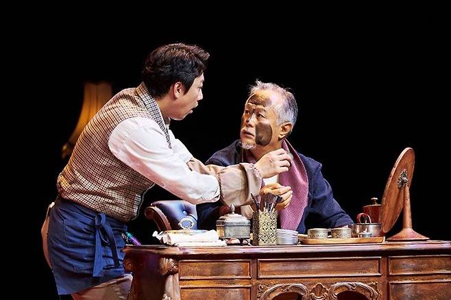 배우 송승환의 무대 복귀작으로 화제를 모은 연극 '더 드레서'는 7~28일 공연이 중단됐다. 예정대로 29일 재개하더라도 공연을 할 수 있는 남은 일정은 1월 3일까지 단 6일 뿐이다. /정동극장