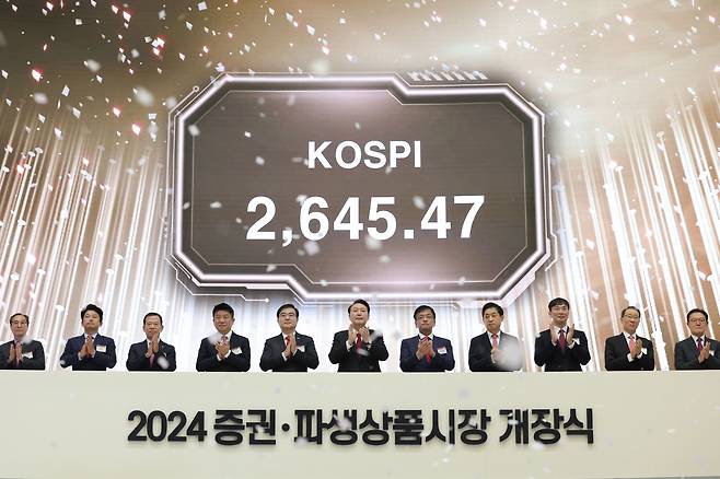 윤석열 대통령이 2일 서울 영등포구 한국거래소에서 열린 2024 증권ㆍ파생상품시장 개장식에서 개장 신호 버튼을 누른 뒤 박수치고 있다. /뉴스1