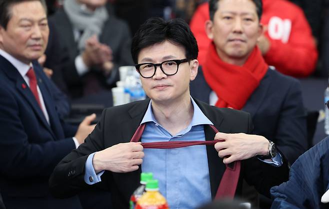 한동훈 국민의힘 비대위원장이 2일 대구 북구 엑스코에서 열린 2024 국민의힘 대구경북 신년인사회에서 넥타이를 풀고 있다. /뉴시스