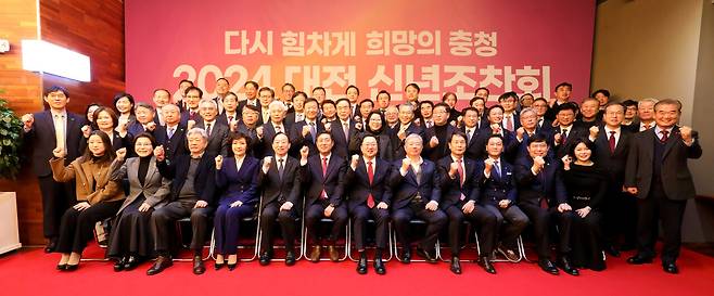 대전일보사와 대전상공회의소가 공동주최하는 '2024년 신년조찬회'가 2일 오전 대전일보사 1층 랩마스에서 열렸다. 이날 신년조찬회에는 김재철 대전일보사 사장, 정태희 대전상공회의소 회장, 이장우 대전시장, 설동호 대전시교육감, 윤창현 국회의원 등 정·관·경제계 인사 70명이 참석해 신년 덕담을 주고 받으며 충청 발전을 기원했다. 김영태 기자