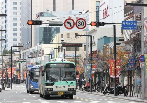 최근 대구 중구 중앙네거리에서 시내버스가 주행하고 있다. 대구 시내버스와 도시철도 일반 운임은 13일부터 250원(카드 기준) 인상된다. 뉴시스 제공