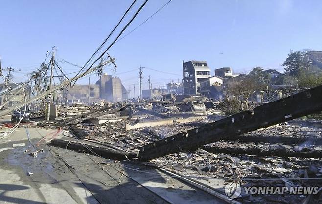 2일 일본 이시카와현 와지마시에서 지진의 영향으로 불이 난 현장에 잔해가 남아 있다. 연합뉴스