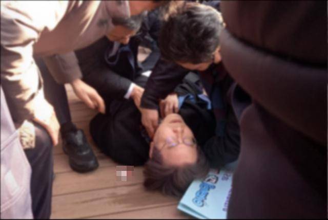 이재명 더불어민주당 대표가 2일 부산 가덕도에서 60대 남성으로부터 피습을 당해 쓰러져 있다. 부산= 우태경 기자