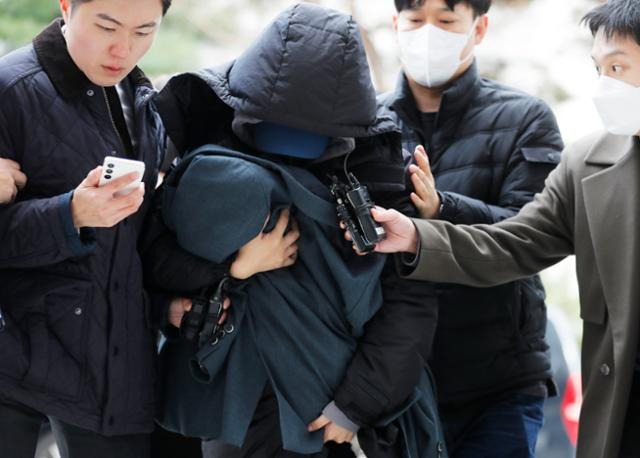 배우 고 이선균을 협박해 금품을 갈취한 혐의로 사전 구속영장이 청구된 20대 여성이 28일 오후 인천 미추홀구 인천지법에서 열린 영장실질심사에 아이를 안고 출석하고 있다. 뉴시스