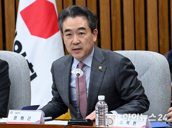 윤희근 경찰청장이 28일 오후 서울 여의도 국회에서 열린 중대 민생침해 금융범죄 대응방안 및 금융완화대책 민·당·정 협의회에서 인사말을 하고 있다. [사진=김성진 기자]