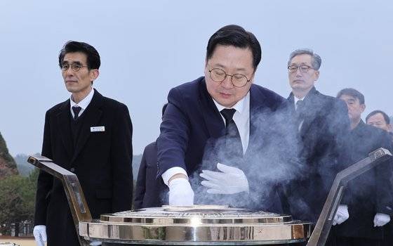 이장우 대전시장이 2일 오전 시청 간부들과 함께 국립대전현충원을 찾아 참배하고 있다. [사진 대전시]