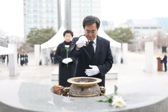 김동연 경기도지사가 2일 오전 경기 수원시 팔달구 수원현충탑에서 분향을 하고 있다. 뉴스1