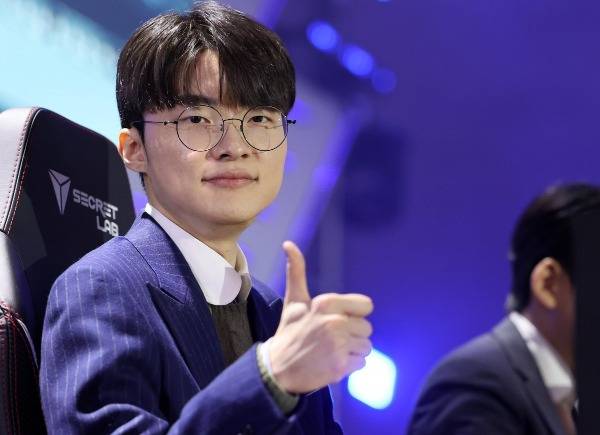 ‘페이커’ 이상혁이 지난 2023년 12월 30일 오후 서울 동대문디자인플라자(DDP) 아트홀 1관에서 열린 ‘2023 T1 콘’에 참석해 포즈를 취하고 있다. (뉴스1)