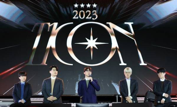 2023 롤드컵 우승팀인 T1의 '케리아' 류민석(왼쪽부터), '구마유시' 이민형, '페이커' 이상혁, '오너' 문현준, '제우스' 최우제가 서울 동대문디자인플라자(DDP) 아트홀 1관에서 열린 ‘2023 T1 콘’에 참석해 팬들에게 인사하고 있다. (뉴스1)