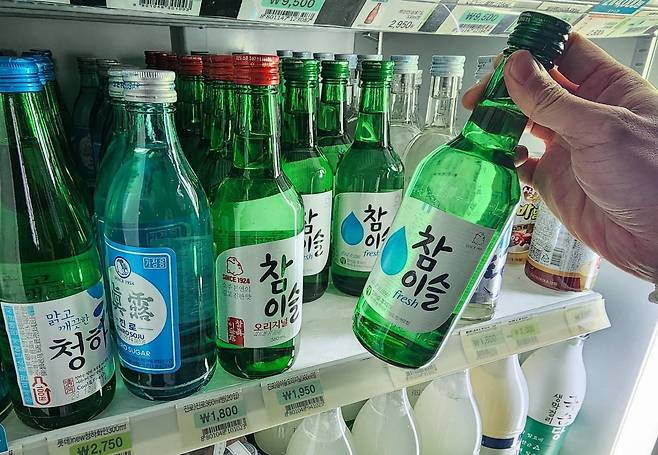 서울시내 한 편의점에 소주가 진열돼 있다. 사진=뉴스1