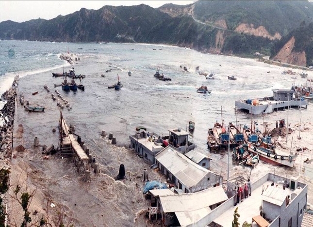 강원 삼척시 임원항의 1983년 5월 26일 지진해일 발생 당시 해변 도로와 가옥이 침수돼 있다. 정박된 어선 중 일부도 파손된 모습이 보인다. 기상청 제공.