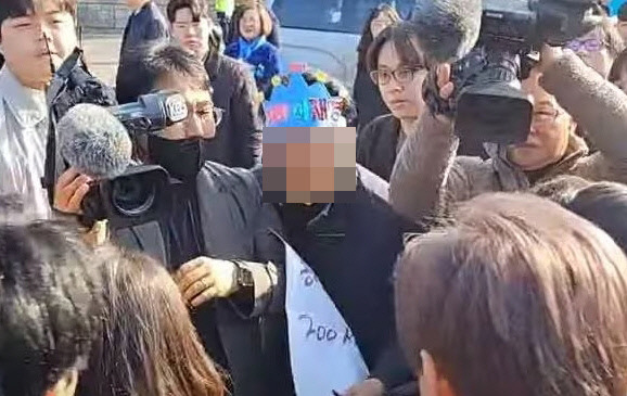 ‘내가 이재명’ 종이 모자 쓰고…습격 직전 모습 2일 오전 부산 가덕도신공항 부지 인근 전망대에서 머리에 ‘내가 이재명’이라고 적힌 종이 왕관을 쓴 김모씨가 이재명 민주당 대표를 향해 다가가고 있다. 유튜브 정양일TV 화면 갈무리