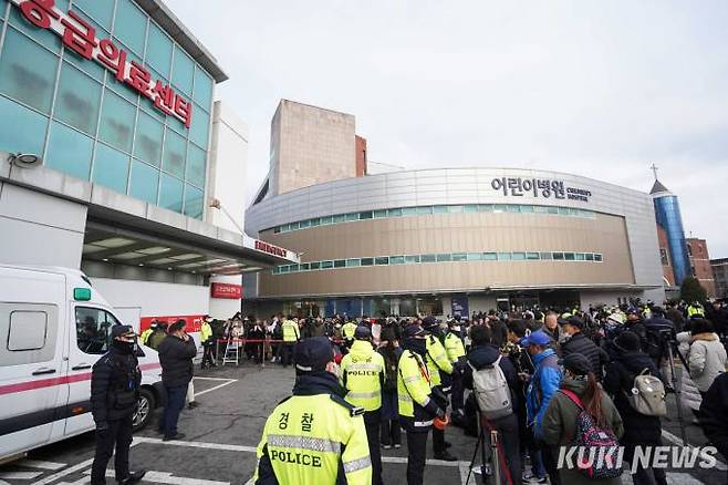 이재명 더불어민주당 대표가 2일 오후 서울 종로구 서울대병원에 이송된 가운데 응급의료센터 앞에 취재진과 지지자들로 북적이고 있다.