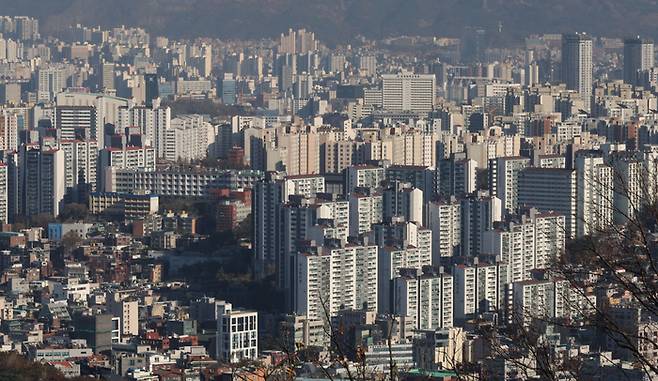 남산에서 바라본 서울 아파트 단지 [이충우 기자]