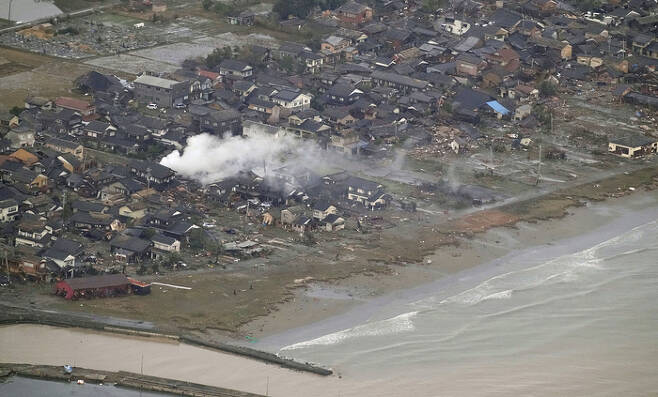 1월 2일 오전 지진으로 소실된 일본 이시카와현 스즈시 주택가에서 흰연기가 피어오르고 있다. [교도 연합뉴스]