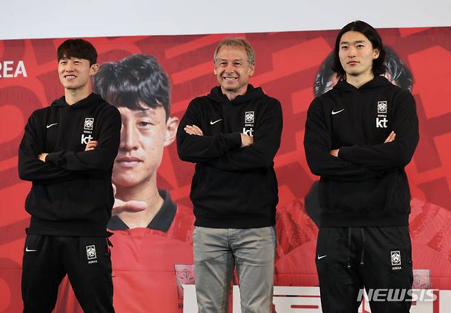 [서울=뉴시스] 김금보 기자 = 대한민국 축구 국가대표팀 이재성(왼쪽부터), 위르겐 클린스만 감독, 조규성이 28일 서울 용산구 CGV 아이파크몰에서 열린 2023 아시아축구연맹(AFC) 카타르 아시안컵 축구 국가대표팀 명단 발표식에서 포즈를 취하고 있다. 2023.12.28. kgb@newsis.com