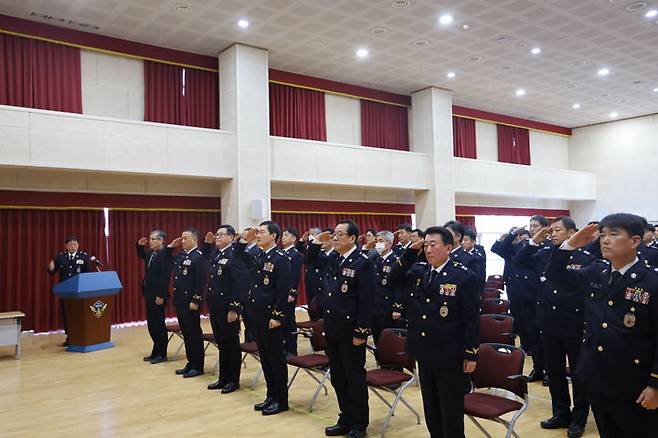 [울산=뉴시스] 박수지 기자 =울산해양경찰서가 2일 갑진년(甲辰年) 새해 첫 일정으로 시무식을 진행하고 있다. 2024.01.02. (사진=울산해경 제공) photo@newsis.com *재판매 및 DB 금지