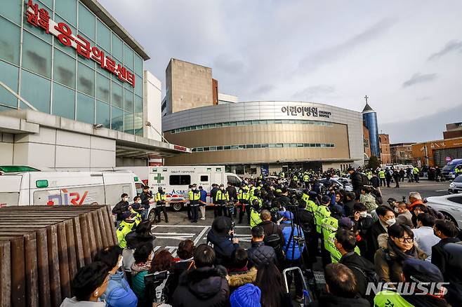 [서울=뉴시스] 정병혁 기자 = 2일 이재명 더불어민주당 대표가 이송된 서울 종로구 서울대병원이 취재진과 지지자들로 북적이고 있다. 이 대표는 이날 오전 부산 가덕신공항 건설 예정지 현장방문 도중 흉기 피습 당했다.2024.01.02. jhope@newsis.com