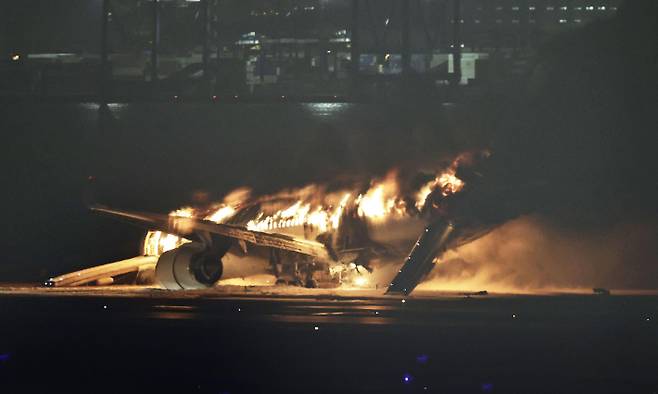 2일 오후 일본 하네다 공항 활주로에 착륙하던 일본항공(JAL) 소속 항공기가 화염에 휩싸여 있다. 현지 공영방송인 NHK가 촬영한 영상을 보면 이 항공기가 C 활주로에 착륙하는 도중 불이 붙었다. NHK는 이 항공기가 오후 5시40분 착륙 예정이던 홋카이도 신치토세 공항에서 출발한 516편이라고 전했다. 연합뉴스