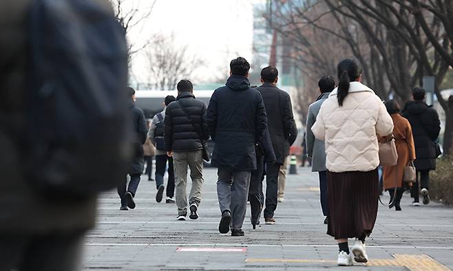 새해 첫 평일 출근일인 2일 서울 여의도역 인근에서 직장인들이 출근하고 있다. 뉴시스