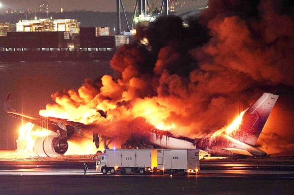 2일 오후 일본 하네다 공항 활주로에 착륙하던 일본항공(JAL) 소속 항공기가 화염에 휩싸여 있다. 2024.1.2 AFP 연합뉴스