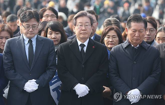 봉하 찾은 민주당 지도부 (김해=연합뉴스) 김동민 기자 = 이재명 더불어민주당 대표와 당 지도부가 새해 첫날인 1일 오후 경남 김해시 진영읍 봉하마을 고(故) 노무현 전 대통령 묘역을 참배하고 있다. 2024.1.1 image@yna.co.kr