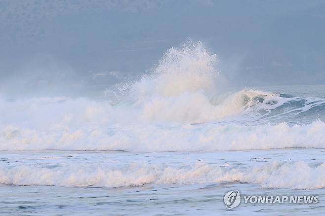 너울성 파도 (포항=연합뉴스) 손대성 기자