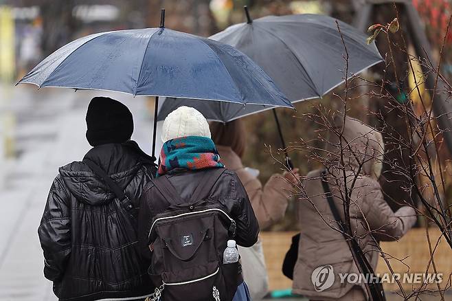 털모자 쓰랴, 우산 쓰랴 [연합뉴스 자료사진]