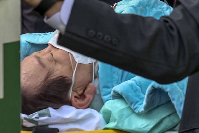 이재명 더불어민주당 대표가 2일 서울 종로구 서울대병원으로 이송되고 있다. (사진=뉴시스)