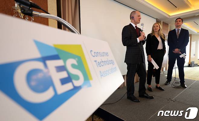 2023년 10월 열린 CES 2024 미디어 브리핑에서 개리 샤피로 CTA 회장 겸 CEO(왼쪽부터), 킨제이 파브리치오 CTA 수석부사장, 존 T. 켈리 부사장 겸 쇼 디렉터가 질문에 답하는 모습. (뉴스1 DB) /뉴스1 ⓒ News1 김성진 기자
