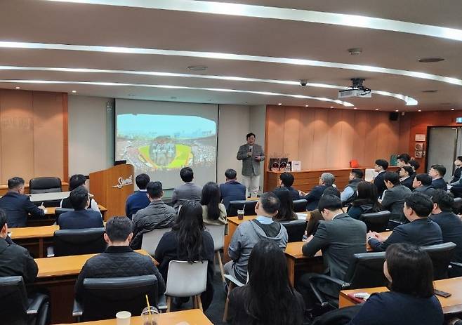 삼일제약이 2일 오전 본사 강당에서 차명석 LG 트윈스 단장을 초청해 임직원 대상 특강을 진행했다./삼일제약 제공