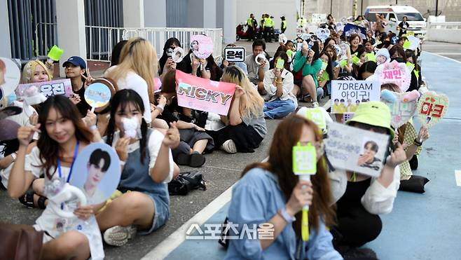 태국 팬들이 2일 태국 방콕 라자망갈라 국립경기장에서 열리는 ‘제33회 서울가요대상’ 시상식(주최 스포츠서울, 주관 서울가요대상 조직위원회) 입장을 기다리고 있다.2024. 1. 2.방콕(태국) | 최승섭기자 thunder@sportsseoul.com
