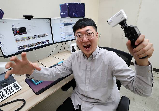 충북 충주시청에서 ‘충TV’ 채널을 운영하고 있는 홍보담당관실 7급 공무원 김선태 주무관이 자신이 촬영해온 영상을 편집하는 7층 작업실에서 재미있게 포즈를 취했다. /신현종 기자