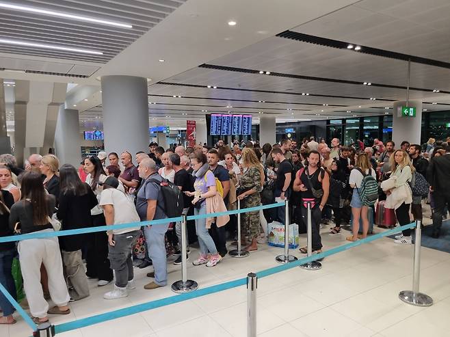 8일(현지 시각) 튀르키예 이스탄불 공항에서 고국으로 돌아가려는 이스라엘인들이 대체 항공편에 탑승하기 위해 줄을 서 있다. 팔레스타인 무장 정파 하마스가 전날부터 로켓 공습을 가하면서 해외로부터 이스라엘로 향하는 항공편이 대거 취소됐지만, 예비군을 포함한 이스라엘 국민은 귀국길에 올라 이틀 동안 공항에서 비행기가 오기를 기다렸다./정철환 특파원