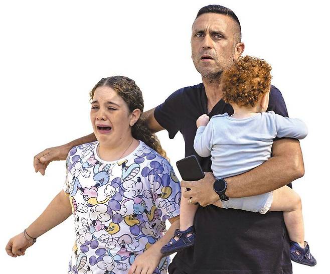 지난 7일 하마스의 로켓 공격을 받은 이스라엘 남부 아슈켈론에서 경찰관(가운데)이 아이들을 대피시키고 있다. /AP 연합뉴스