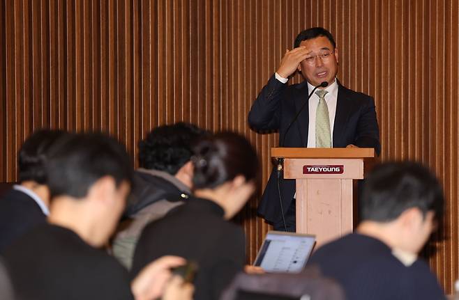 양윤석 티와이홀딩스 전무가 3일 서울 여의도 태영건설 본사에서 태영건설 워크아웃과 관련한 기자설명회를 진행하고 있다./연합뉴스