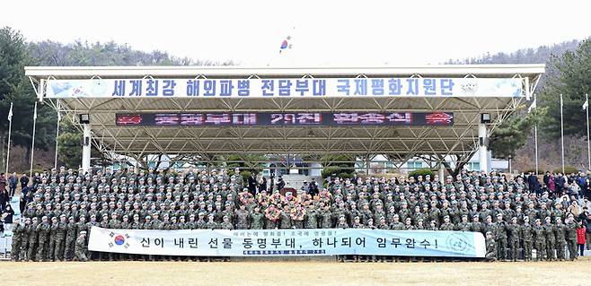 박안수 육군참모총장이 2일 동명부대 29진 환송식에서 파병 장병들과 기념사진을 찍고 있다. 사진=육군 제공