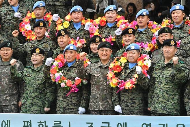 박안수 육군참모총장이 2일 동명부대 29진 환송식에서 파병 장병들과 기념사진을 찍고 있다. 사진=육군 제공