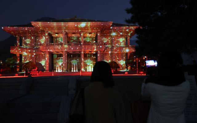 지난달 27일 서울 청와대에서 열린 '청와대 국민과 함께' 영상전시회 언론공개 행사에서 영빈관 외벽에 미디어 파사드 '열두개의 빛' 작품을 시연하고 있다. 연합뉴스