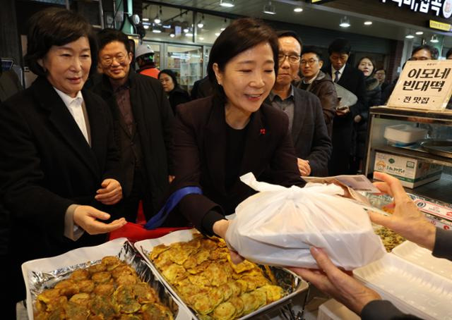 오영주 중소벤처기업부 장관이 3일 오전 서울 용산구 용산용문시장을 방문해 소상공인연합회, 전국상인연합회, 슈퍼마켓협동조합연합회 등 소상공인 및 전통시장 관계자들과 시장을 둘러보고 있다. 연합뉴스