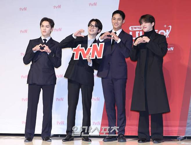 그룹 세븐틴 에스쿱스, 원우, 민규, 버논이 3일 오후 서울 강남구 엘리에나호텔에서 열린 tvN 새 예능 '나나투어 with 세븐틴' 제작발표회에 참석해 포즈를 취하고 있다. '나나투어 with 세븐틴'은 가이드로 재취업한 여행 예능 20년 차 베테랑 ‘NA이드’와 이탈리아의 여름으로 떠난 데뷔 10년 차 세븐틴의 찐~한 우정 여행기. 오는 5일 오후 8시 40분 첫 방송. 서병수 기자 qudtn@edaily.co.kr /2024.01.03/