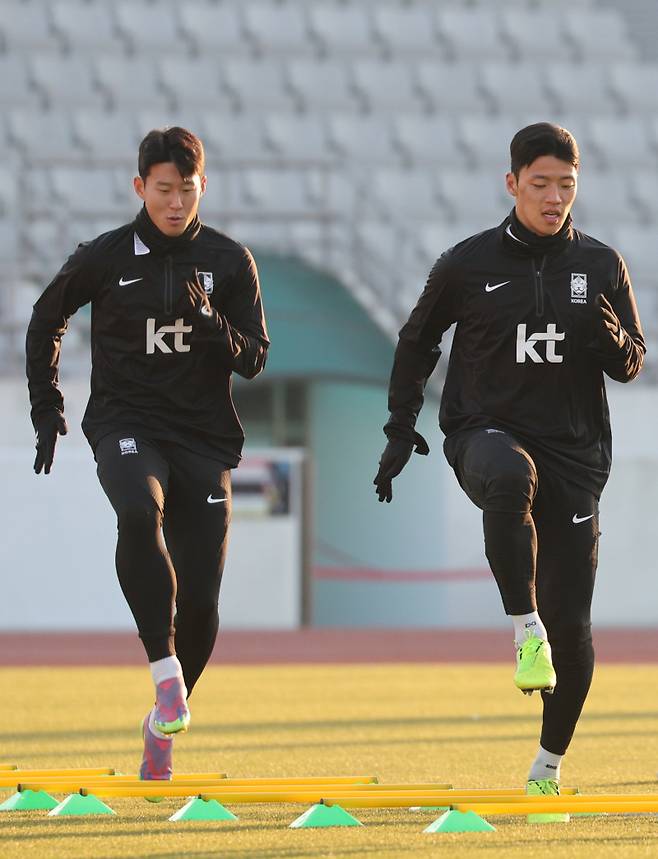 <yonhap photo-2985=""> 손흥민-황희찬 '유럽파 질주' (서울=연합뉴스) 임화영 기자 = 한국 축구대표팀 손흥민과 황희찬이 14일 오후 서울 양천구 목동운동장에서 2026 국제축구연맹(FIFA) 복중미 월드컵 아시아 2차 예선 1차전 싱가포르와의 경기를 앞두고 훈련하고 있다. 2023.11.14 hwayoung7@yna.co.kr/2023-11-14 17:13:57/ <저작권자 ⓒ 1980-2023 ㈜연합뉴스. 무단 전재 재배포 금지.></yonhap>