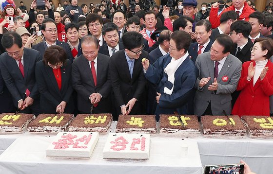 국민의힘 한동훈 비상대책위원장이 2일 오후 대구 북구 엑스코에서 열린 국민의힘 대구·경북(TK) 신년인사회에 참석해 떡케이크를 먹고 있다. 2024.1.2   psik@yna.co.kr (끝)  〈저작권자(c) 연합뉴스, 무단 전재-재배포 금지〉