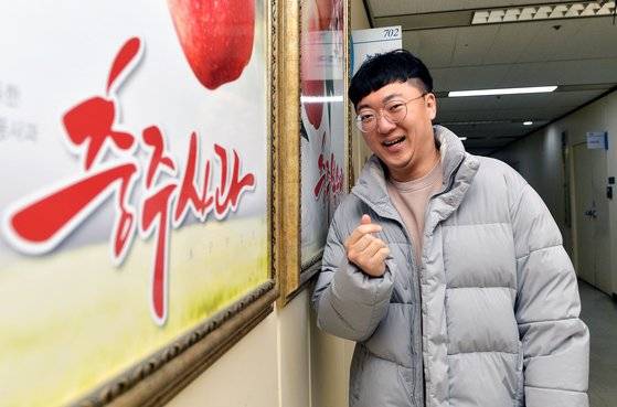 충북 충주시 공식 유튜브 채널 ‘충TV’를 운영하며 선풍적인 인기를 끌고 있는 김선태 주무관이 3일 오전 충주시청에서 중앙일보와 인터뷰하며 포즈를 취했다. 프리랜서 김성태