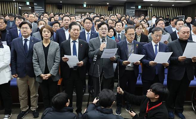 홍익표 더불어민주당 원내대표가 3일 국회에서 의원총회를 마치며 이재명 대표 피습에 대한 의원들의 입장문을 발표하고 있다.  연합뉴스